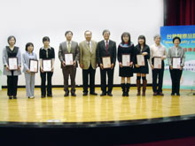 護理部陳美玲督導（右4）代表接受「先鋒獎」獎狀