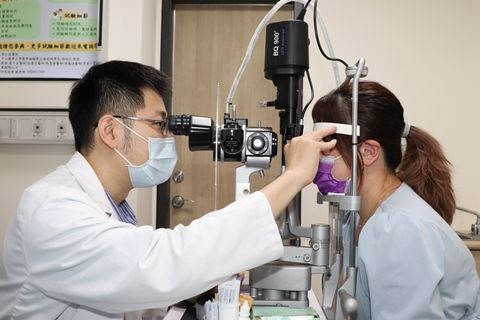 彭書彥醫師表示，近視控制需要家長和孩子一起努力，如果家長發現孩子視力模糊，建議到眼科檢查，早期發現、早期治療，共同保護孩子的眼睛。