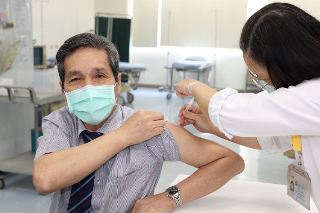 郭振華院長領銜打疫苗，呼籲醫護發揮專業抗疫情守護健康。