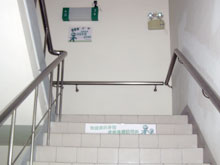 各層樓梯間都貼上「有健康的身體，才有希望的明天」等各式標語