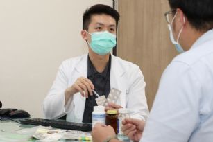 新聞圖片:5旬男吃感冒藥起嚴重紅疹 藥物過敏禍首竟另有其因