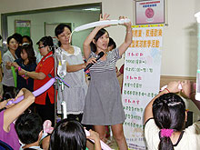 蕭彩秀老師教導小朋友貴賓狗氣球製作方法