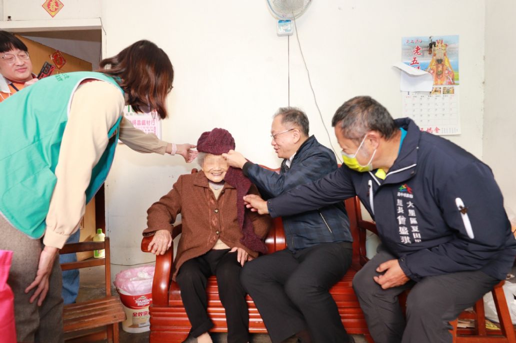 仁愛長庚合作聯盟醫院（大里仁愛醫院）龔嘉德院長（右2）親自為長輩戴上保暖的毛帽及圍巾