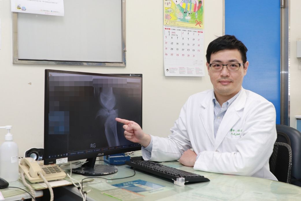 李祥安醫師指出，林小弟的右腳膝蓋近端脛骨骨折合併生長板受損是專屬於青少年族群。