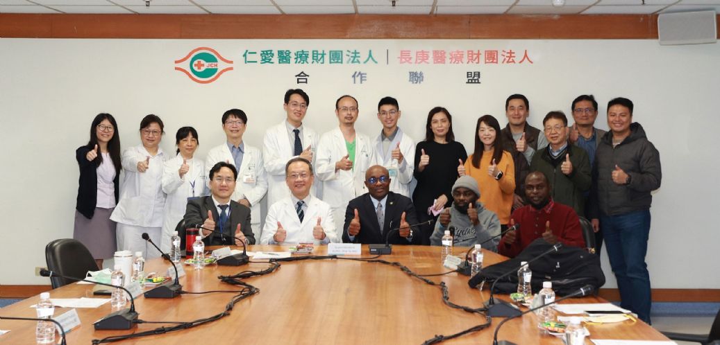 奈及利亞駐台北商務辦事處雷利克斯處長（前排右3）、仁愛長庚合作聯盟醫院（大里仁愛醫院）龔嘉德院長（前排右4）及與會人員合影。