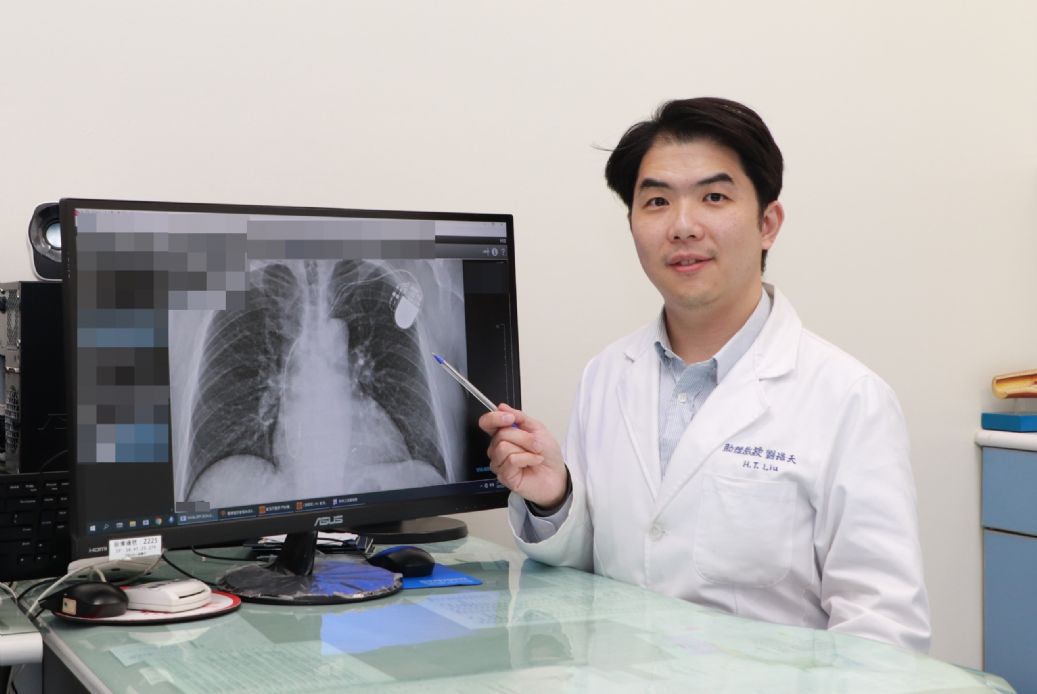 劉浩天醫師指出，心律調節器是治療房室傳導阻斷的工具。