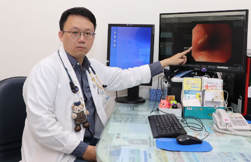曾文禹醫師檢查發現少女食道中段有明顯潰瘍，診斷為「藥物性食道炎」。