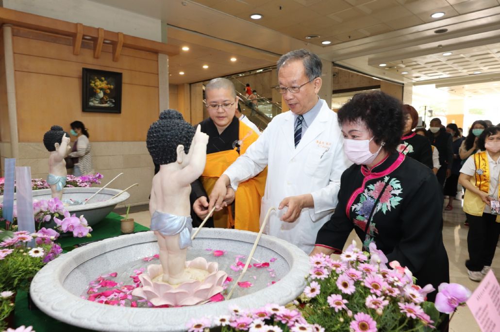 法師引領龔嘉德院長浴佛祈福。