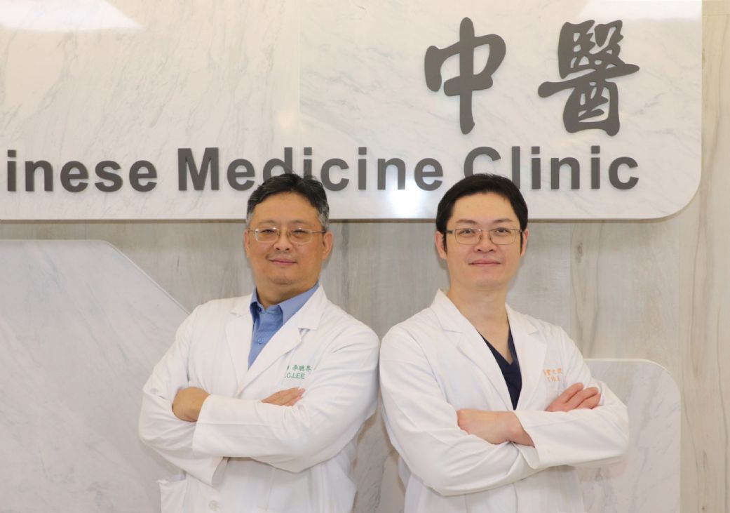李聰界主任（左）和黃贊文部長（右）建議民眾，長輩年紀大開刀風險高，可尋求專業團隊治療。