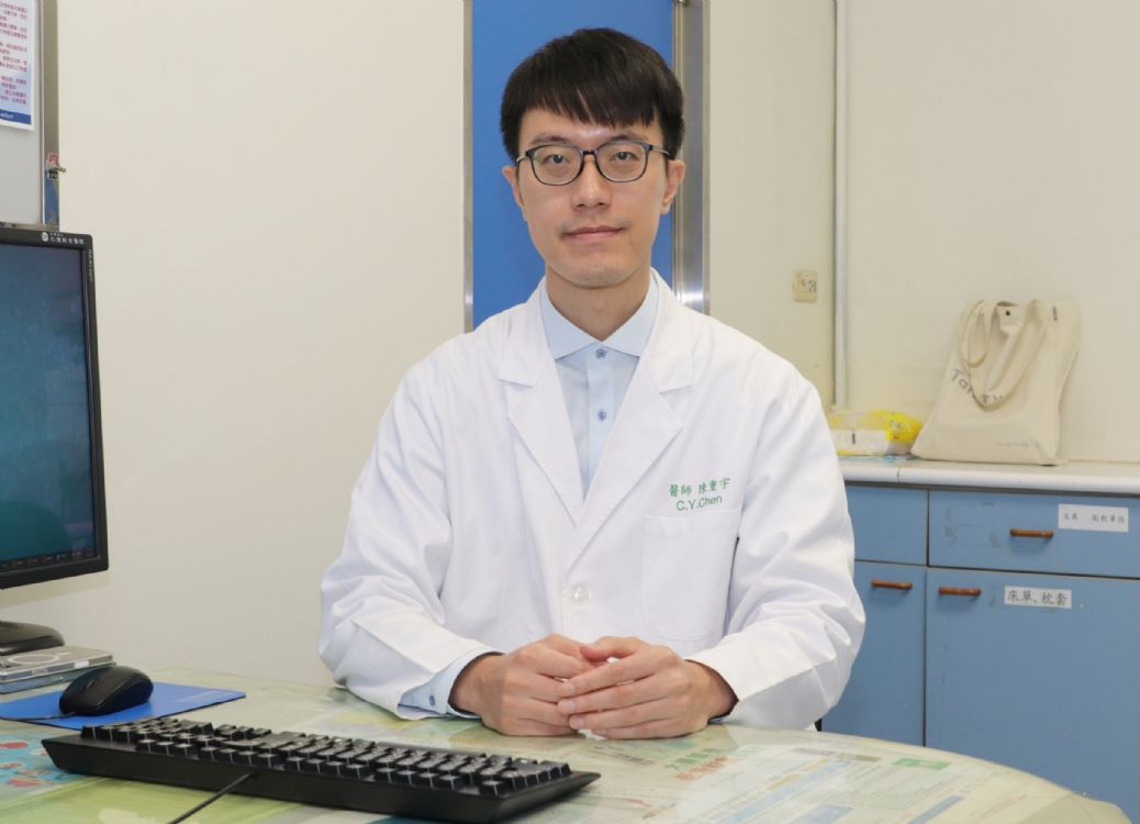 陳重宇醫師提醒，民眾若長期手腕疼痛伴隨腫脹或僵硬，應及早檢查並選擇合適治療方式。
