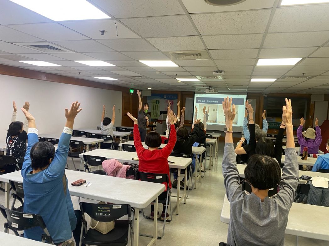 講師教導學員自我檢測是否習慣使用胸式呼吸