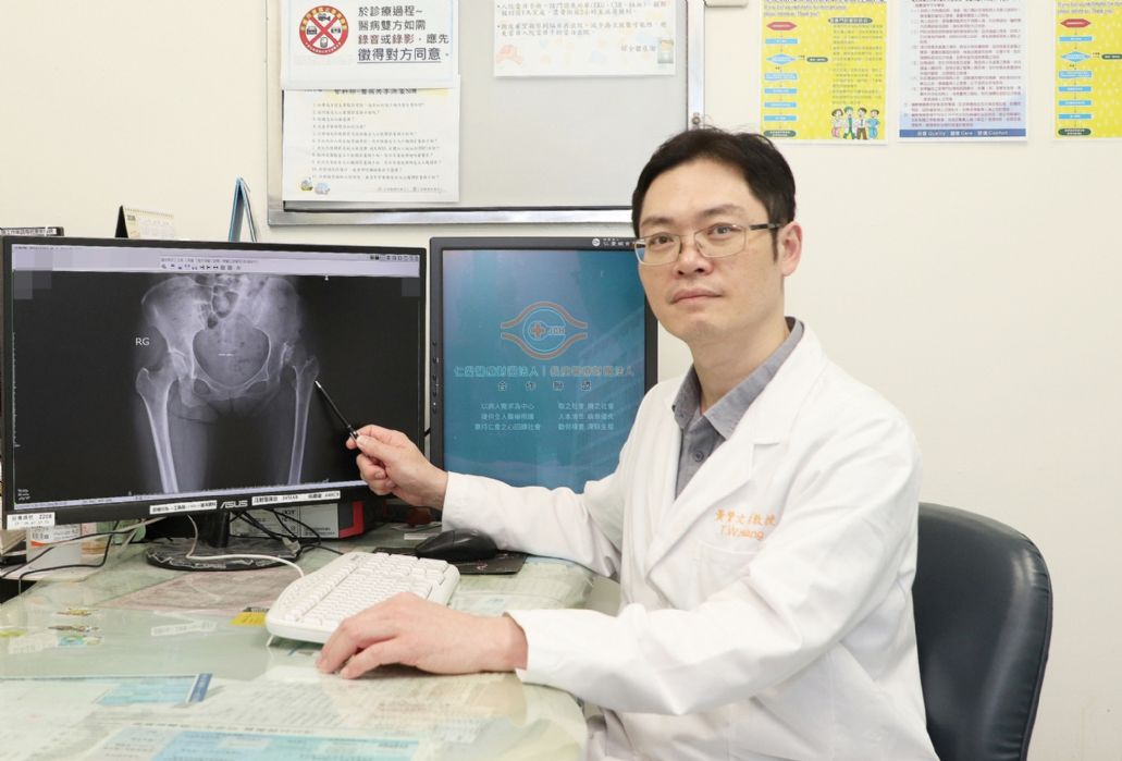 黃贊文部長表示，陳小姐左側髖關節和大腿曾手術有疤痕，肌肉也明顯萎縮，因此建議進行「微創正前開髖關節置換手術」。