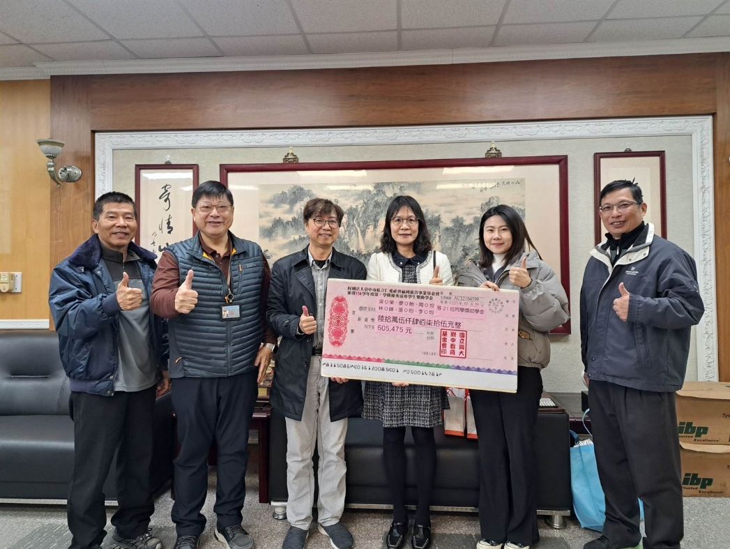 仁愛慈善基金會董事兼執行秘書陳明慧（中）頒發獎助學金，由國立興大附中教育基金會董事長江忠融（左3）代表接受。