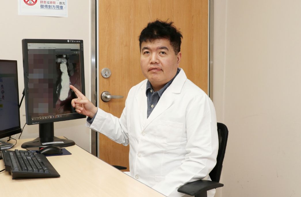 顏旭霆醫師指出，近百歲人瑞腹主動脈瘤瀕臨破裂邊緣，恐引發致命危機。