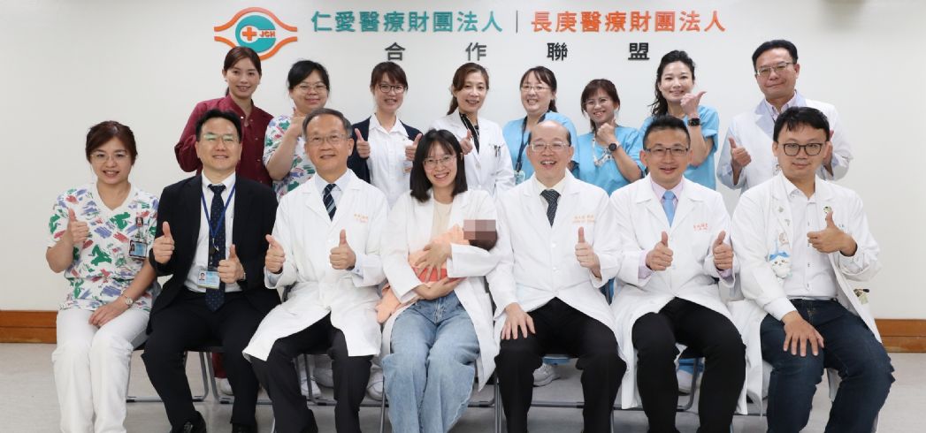 龔嘉德院長（前排左3）、張文震副院長（前排左5）、黃挺碩副院長（前排左6）、陳琬瑄醫師（前排左4）與跨科團隊合影，慶祝男嬰出院。