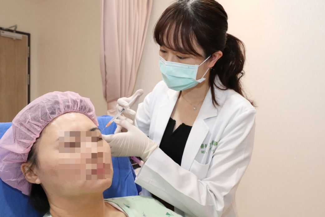 呂賴穎醫師表示，若因快速減重造成臉部鬆垮，可選擇膠原蛋白增生劑搭配玻尿酸注射，接續電音波治療，可改善凹陷又維持營養不流失。（示意圖）