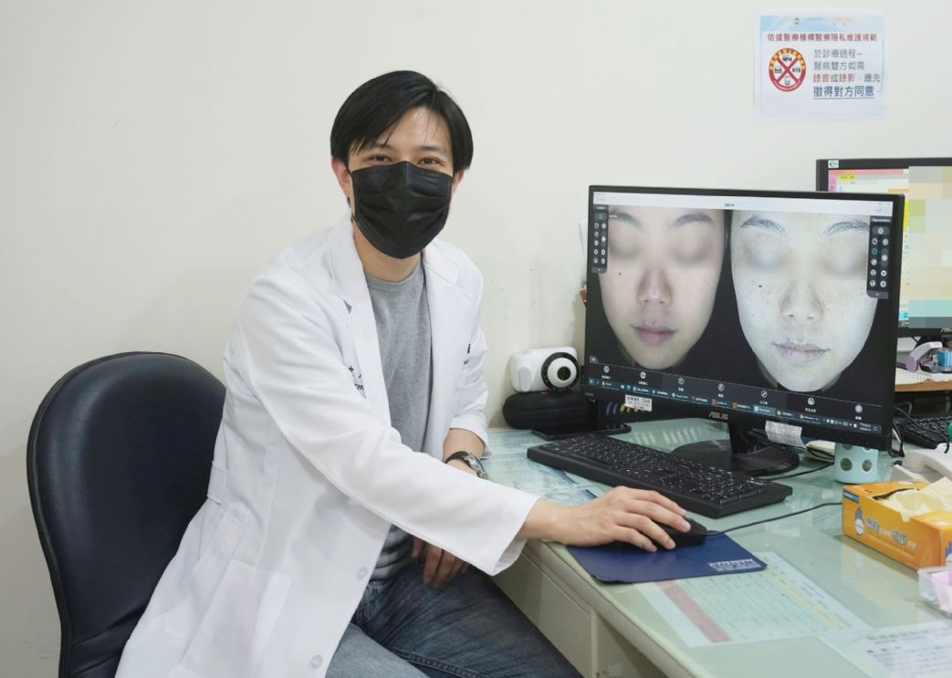 蔡宗甫醫師使用全臉皮膚顯像檢測儀，分析臉部輪廓與皮膚概況。（示意圖非病患照片）