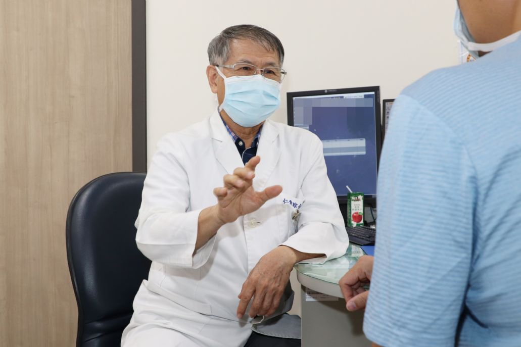 葉宏軒醫師表示，大腸激躁症是自律神經失調所引起的大腸運動異常與分泌功能異常。