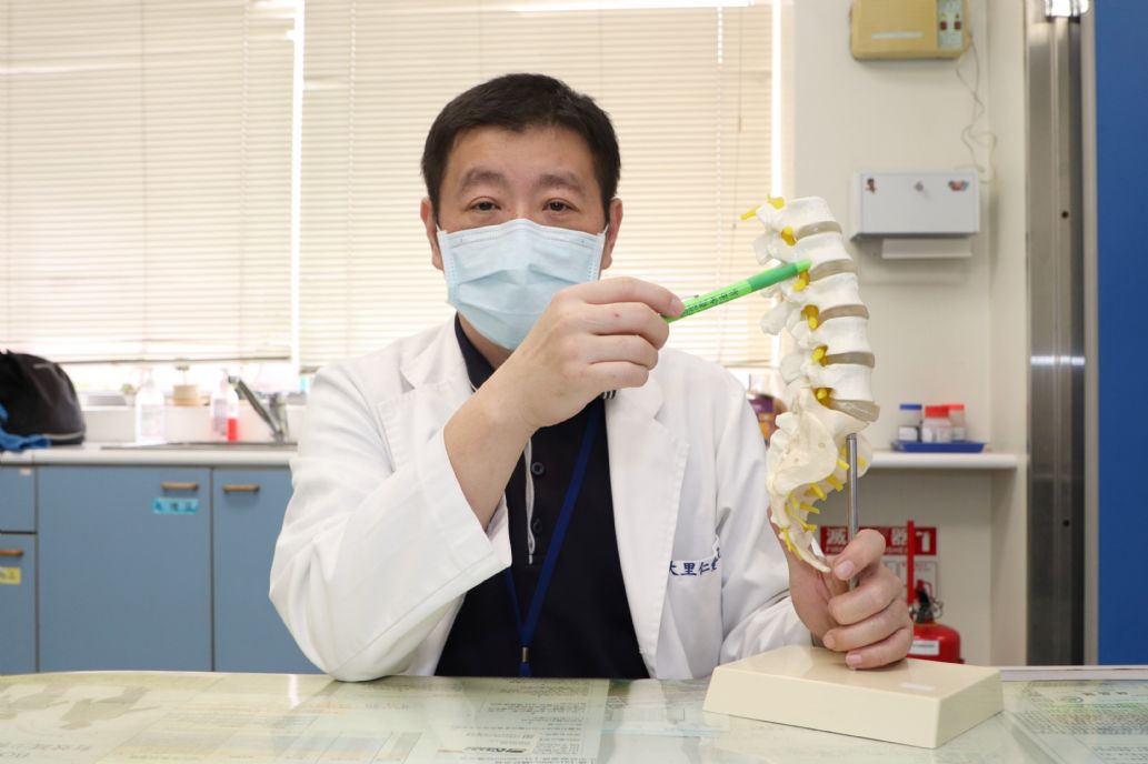 陳宗成醫師表示，脊椎骨的「骨質疏鬆性壓迫性骨折」手術治療方法以「微創低溫骨水泥灌注椎體成型手術」為主。