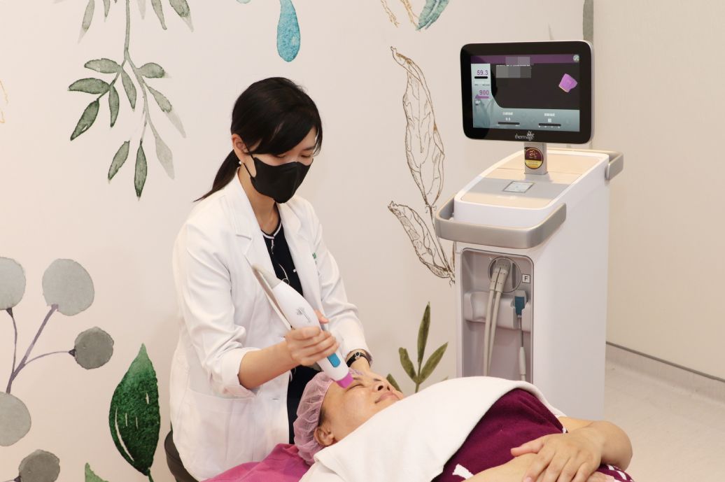 黃昭瑜主任表示，電波拉皮適用於緊緻膚質、改善皮膚鬆弛與皺紋狀況。
