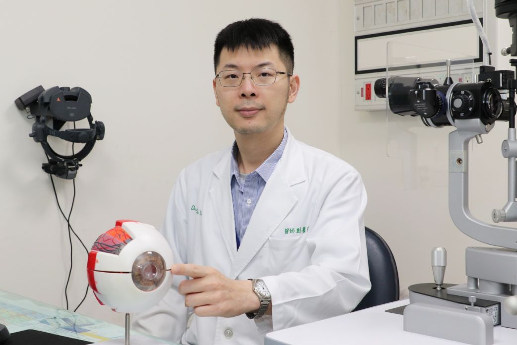 彭書彥主任表示，夏天陽光中的紫外線容易傷害眼睛。如果傷害到眼角膜可能會引起「光害性角膜炎」，應尋求眼科醫師評估，並點眼藥水治療。