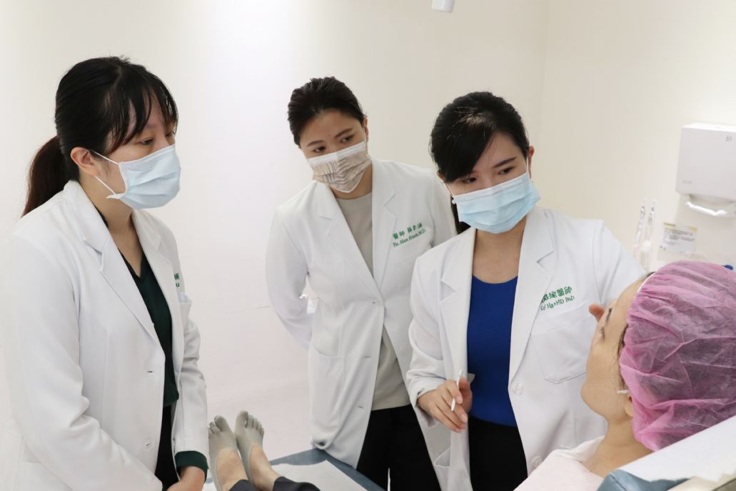 黃昭瑜主任（右一）手把手指導醫師如何使用玻尿酸進行韌帶拉提。