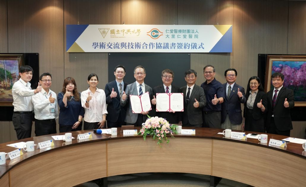 簽約儀式大合影。