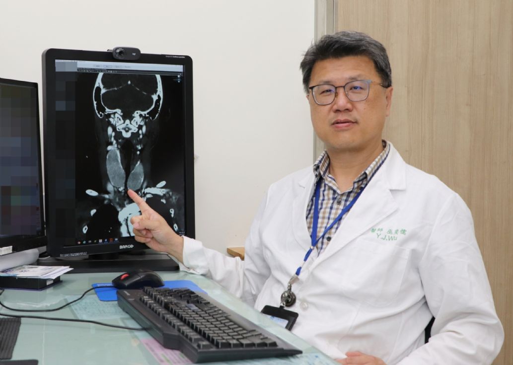 巫奕儒主任指出，電腦斷層可見病患呼吸道氣管受到壓迫只剩一點點縫隙。