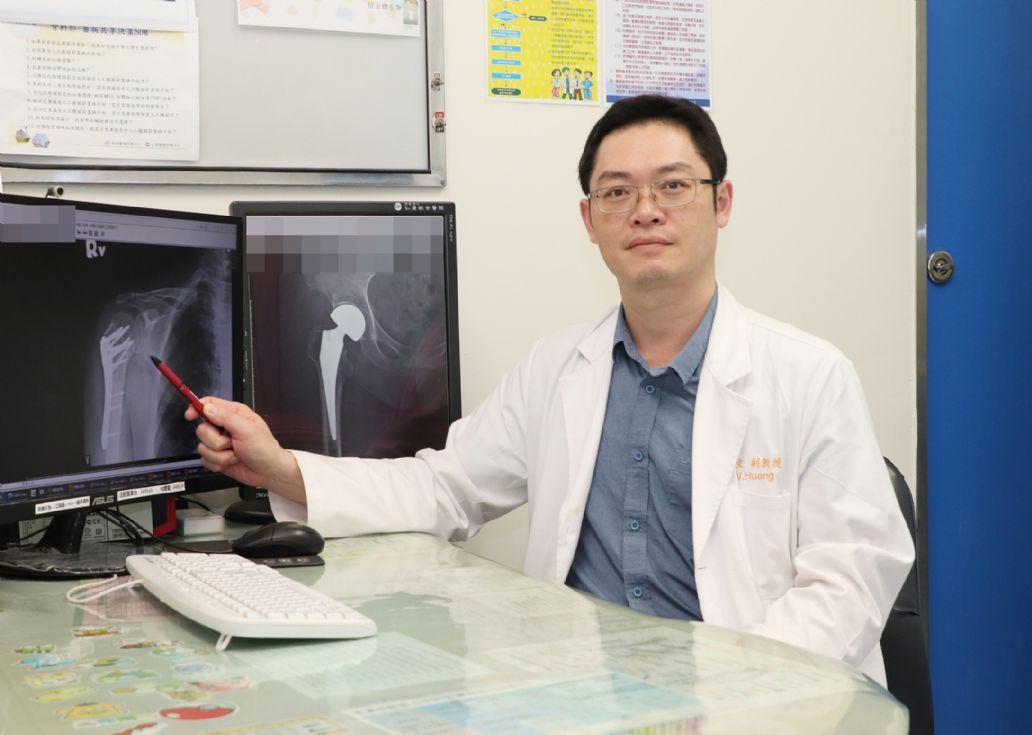 黃贊文部長指出，婦人右肩關節發生骨質疏鬆性骨折，經手術後接受復健治療。