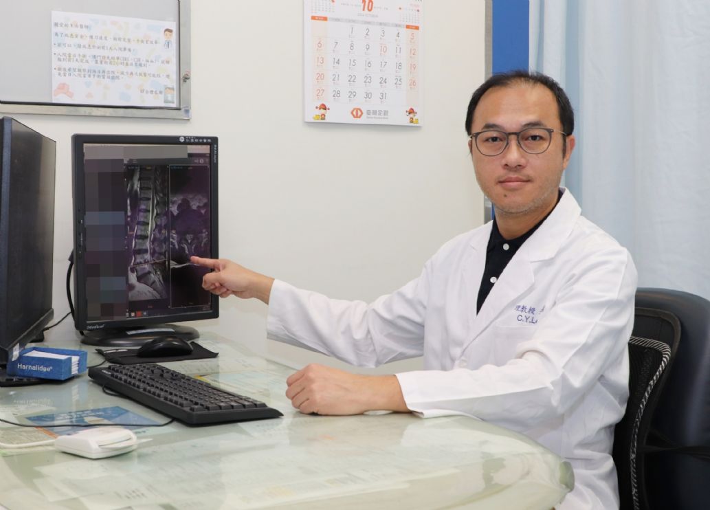 李建穎主任指出，「脊椎狹窄症」導致神經受壓迫，引起腰痠腿麻。