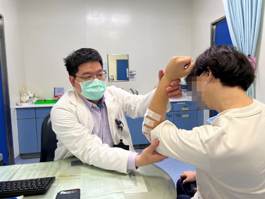劉永川醫師建議，手肘脫臼的恐怖三聯症需安排妥善治療方式，盡快尋求專業骨科醫師協助。