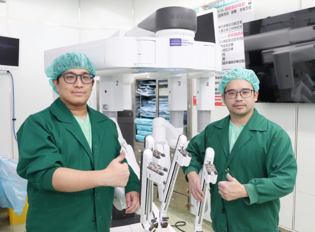 廖啟耀主任（右）和楊子毅醫師（左）團隊用達文西處理高難度手術問題。