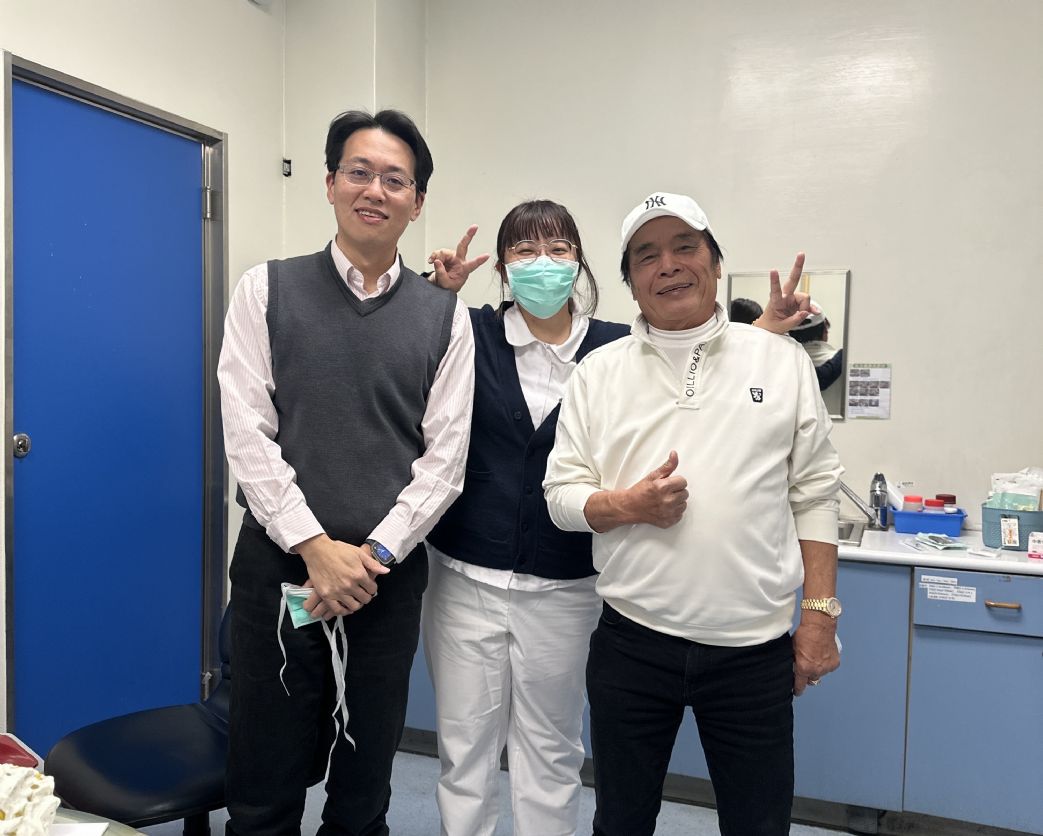 施育彤主任（左1）和藝人雷洪（右1）合影。