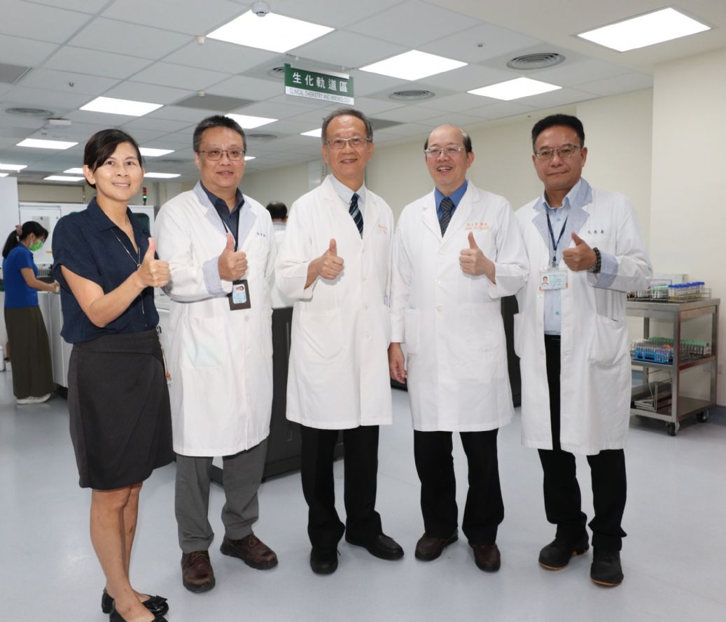 仁愛長庚合作聯盟醫院（大里仁愛醫院）啟用全視野中央實驗室， 龔嘉德院長（中）表示，是推動智慧醫療的重要里程碑。