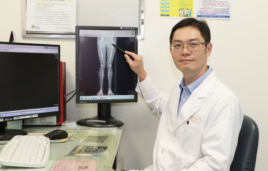黃贊文部長表示，人工關節選擇需考量病人年齡等因素，經醫師評估及醫病溝通後決定。
