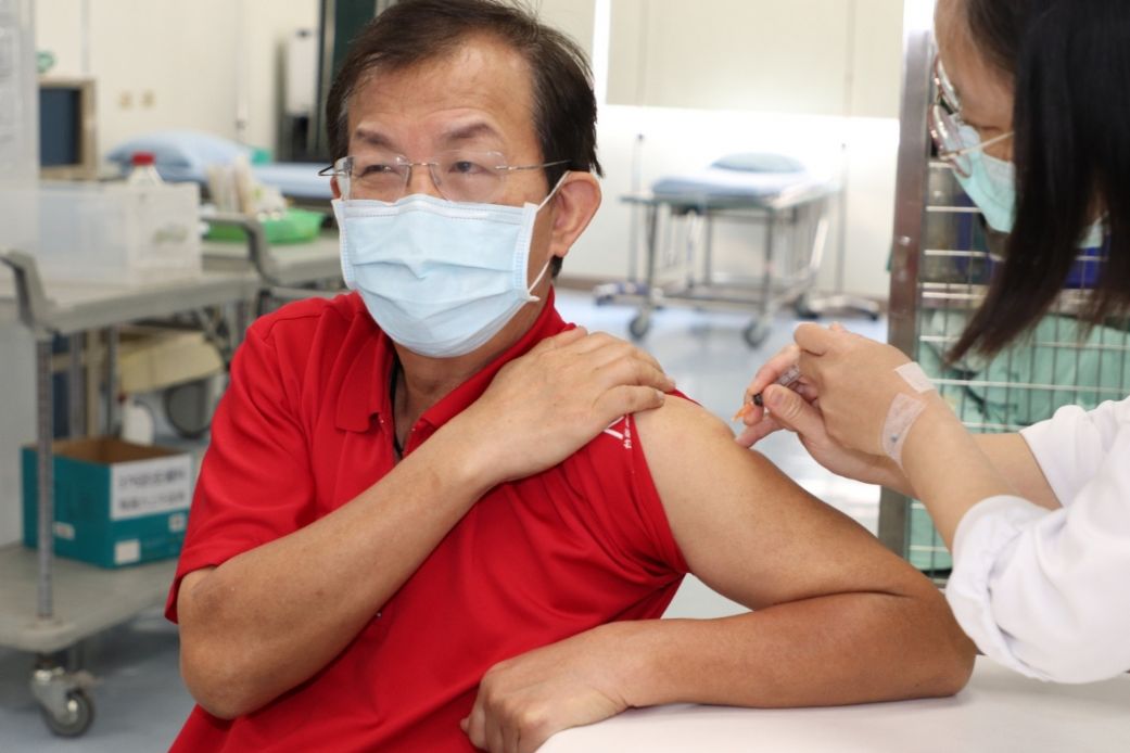 趙世晃高級顧問接種疫苗。