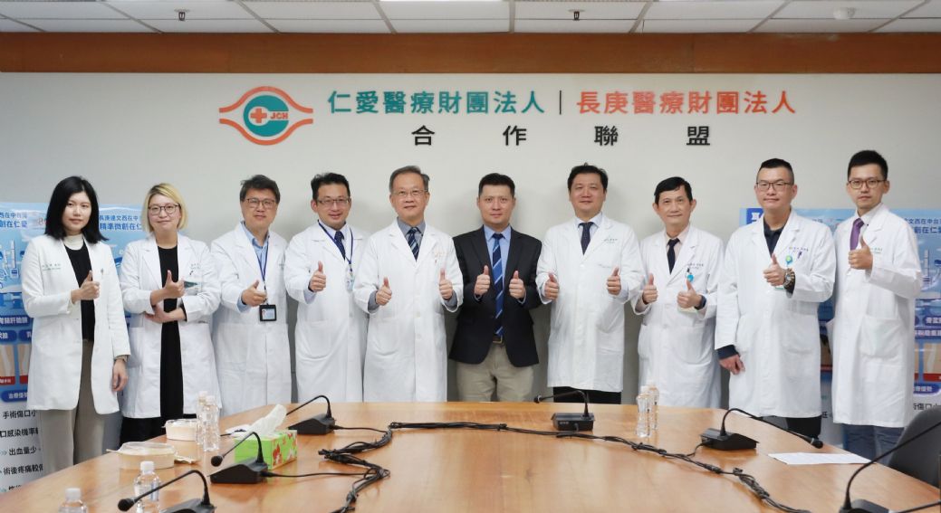 仁愛長庚合作聯盟醫院（大里仁愛醫院）舉辦記者會見證完成100例達文西手臂手術成果，龔嘉德院長（左5）、黃挺碩副院長（左4）、專科醫師和經營行政團隊合影。