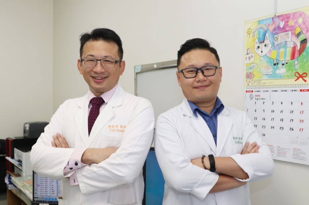 黃挺碩副院長（左）率領蔡雄威醫師（右）專業團隊運用達文西微創手術，為母女倆完成減重手術後的複雜重建治療。