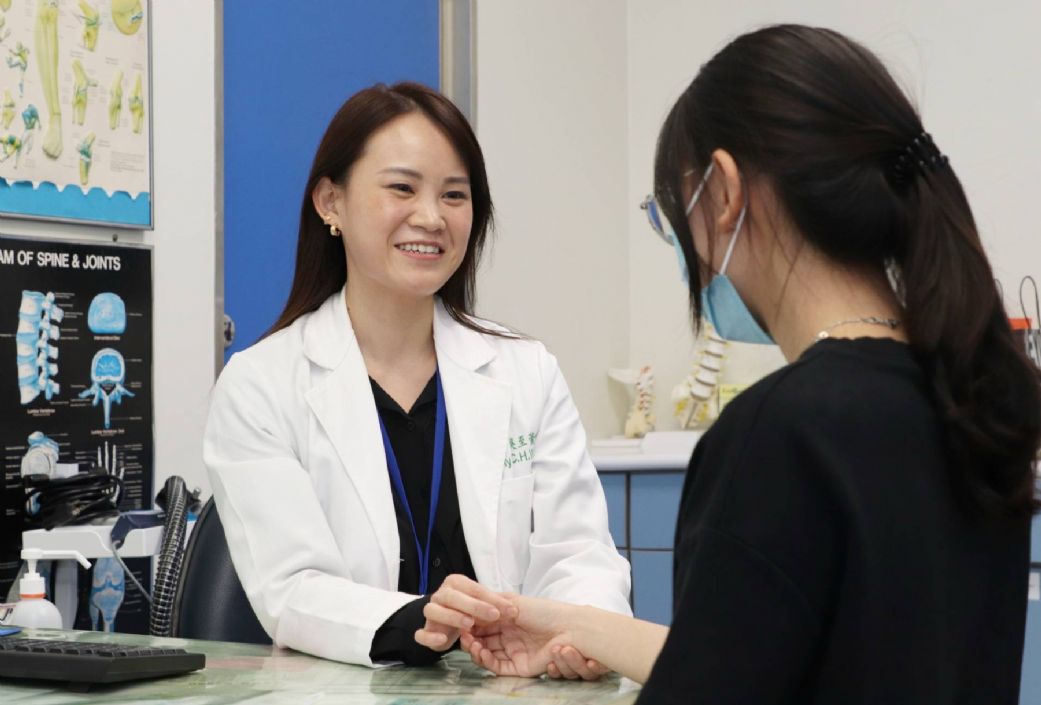 吳至萱醫師提醒，若拇指根部疼痛持續超過數月，或出現抓握無力等情況，應及早接受專業評估。