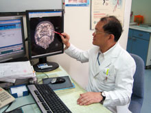 民眾顏面骨折就醫，採台灣製可吸收性骨釘骨板，能免除二次開刀享健保。