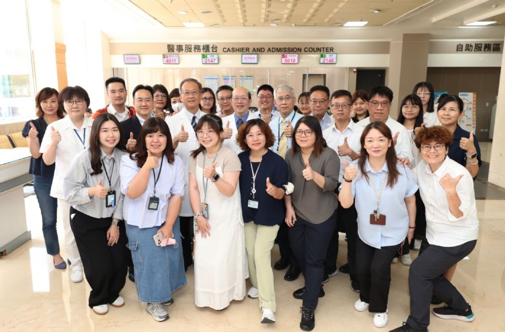 仁愛長庚合作聯盟醫院（大里仁愛醫院）醫事服務櫃台啟用，龔嘉德院長（第2排左3）、張文震副院長（第2排左4）及黃俊元執行長（第2排左2）和同仁合影。