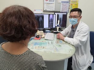 新聞圖片:自卑走路像小丑 微創關節置換手術讓阿嬤自信上街購物