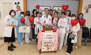新聞圖片:仁愛長庚醫院溫馨母親節 志工巧手編織遞祝福