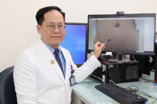 新聞圖片:4歲男童得疝氣被誤會吃太撐  單孔微創腹腔鏡手術無疤痕