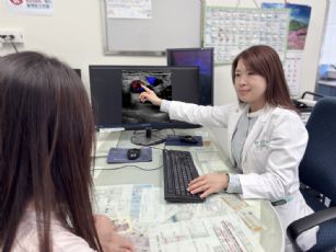 新聞圖片:女教師靜脈曲張接受靜脈膠水治療  1個月後重新站上講台