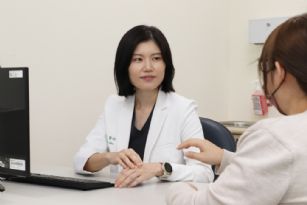 新聞圖片:達文西機械手臂結合經陰道自然孔  打造「零腹部傷口」手術