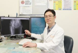 新聞圖片:母髖關節2度手術走路卡卡30年  微創置換改善陪兒成長不是夢