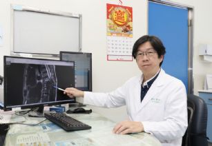 新聞圖片:骨質疏鬆性脊椎骨折險下半身癱瘓  脊椎長節手術解危機
