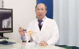 新聞圖片:右肩旋轉肌破裂誤以為痠痛  關節鏡雙排縫合手術助改善