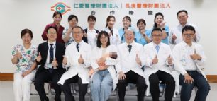 新聞圖片:母忍痛自然產迎新生命　仁愛長庚跨科成功救治男嬰吸入胎便重症